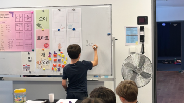 Grundschulklasse trotzt Sommerhitze mit koreanischem Meloneneis und Fächern
